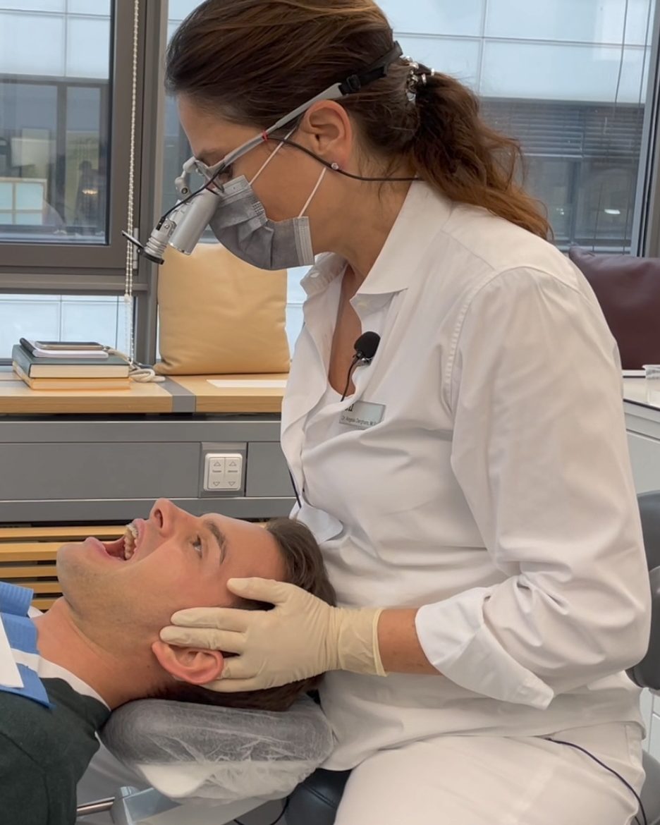 Dr. Angela Dergham bei der Behandlung eines Patienten