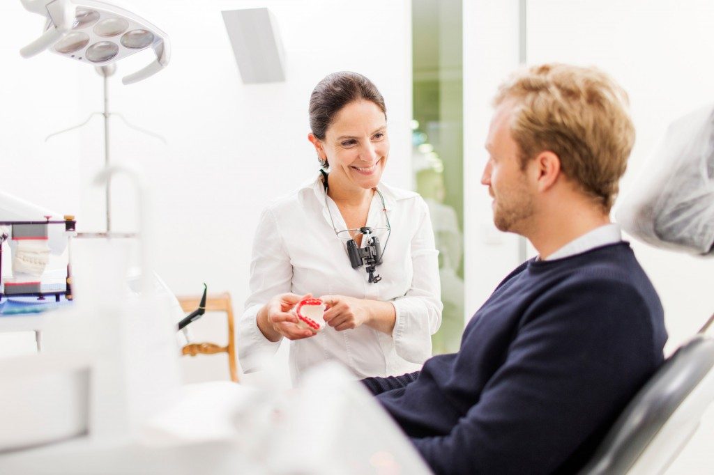 Dr. Angela Dergham im Beratungsgespräch mit einem Patienten