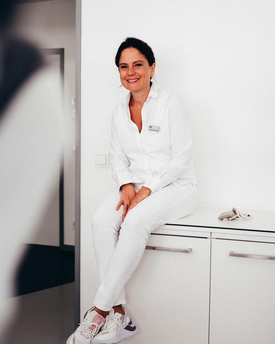 Dr. Angela Dergham, M.Sc., Zahnärztin und Gründerin der C11 Zahnarztpraxis im Calwer Turm